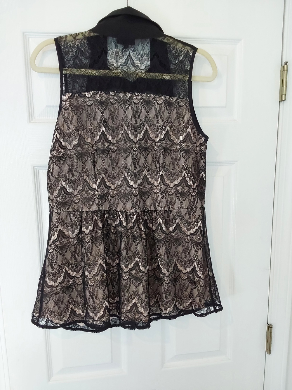 Chic Black Lace Button-Up Sleeveless Blouse - Picture 2 of 3
